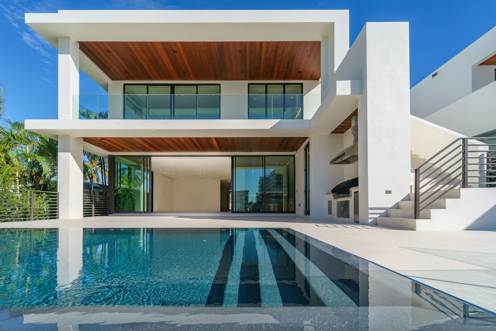 Villa moderne blanche avec piscine